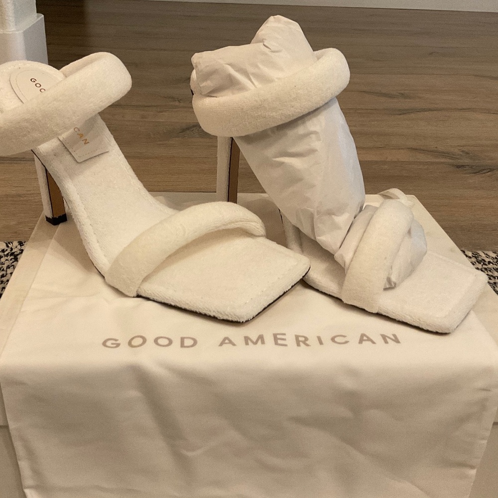 NEW GOOD AMERICAN WHITE TERRY HEEL SIZE: 6 1/2 #9